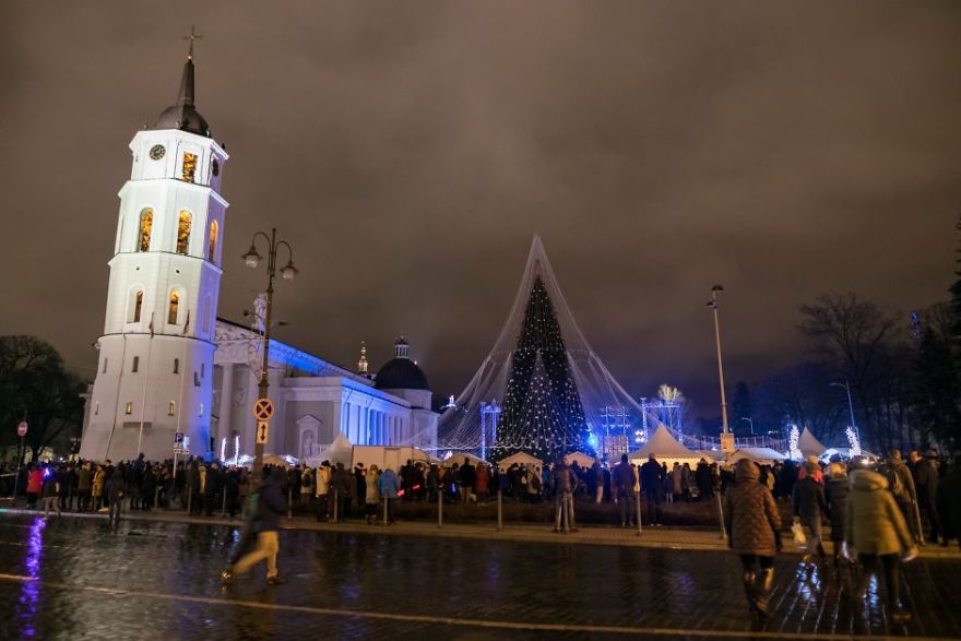 Spectacular Christmas Tree In Vilnius Features 70,000 Lightbulbs And 900 Toys Spectacular Christmas Tree In Vilnius Features 70,000 Lightbulbs And 900 Toys