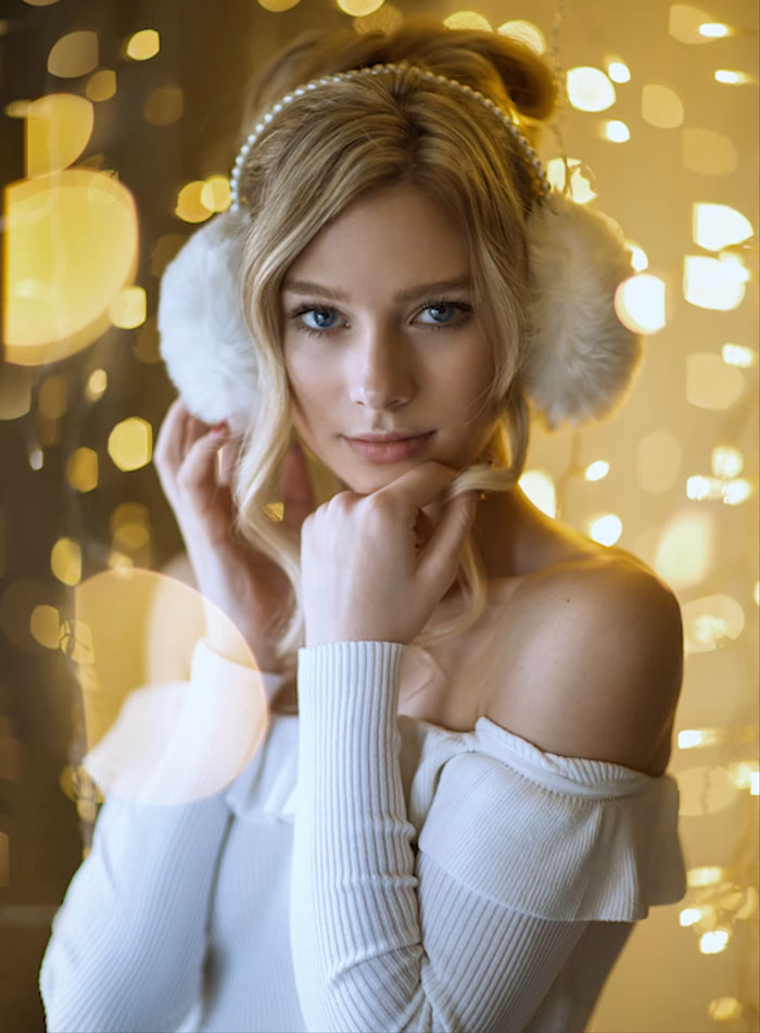 Photographer Reveals How To Take Stunning Portraits With Christmas Lights In Ordinary Bedroom, And Results Will Amaze You Photographer Reveals How To Take Stunning Portraits With Christmas Lights In Ordinary Bedroom, And Results Will Amaze You