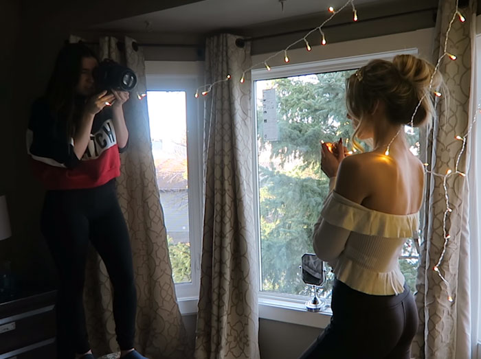 Photographer Reveals How To Take Stunning Portraits With Christmas Lights In Ordinary Bedroom, And Results Will Amaze You Photographer Reveals How To Take Stunning Portraits With Christmas Lights In Ordinary Bedroom, And Results Will Amaze You