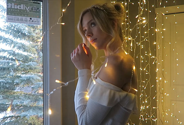Photographer Reveals How To Take Stunning Portraits With Christmas Lights In Ordinary Bedroom, And Results Will Amaze You Photographer Reveals How To Take Stunning Portraits With Christmas Lights In Ordinary Bedroom, And Results Will Amaze You