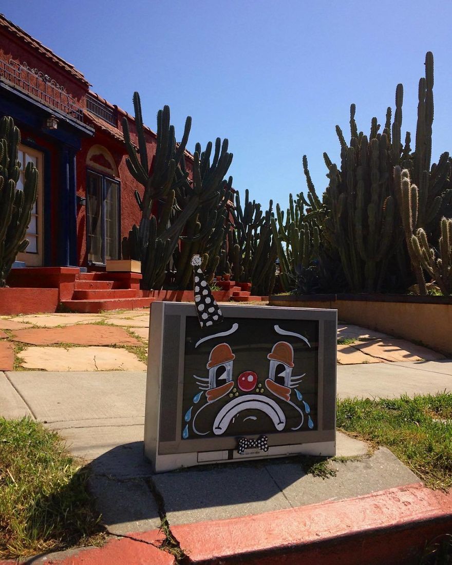 Artist Shows The Sorrow Of Thrown Away Objects He Finds In The Streets By Drawing Sad Clown Faces On Them Artist Shows The Sorrow Of Thrown Away Objects He Finds In The Streets By Drawing Sad Clown Faces On Them
