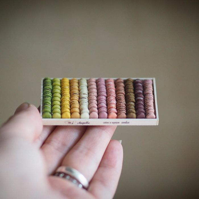 Mother Of Two Wakes Up At 4 AM To Create 18th Century Furniture For Dollhouses, And The Details Will Amaze You Mother Of Two Wakes Up At 4 AM To Create 18th Century Furniture For Dollhouses, And The Details Will Amaze You