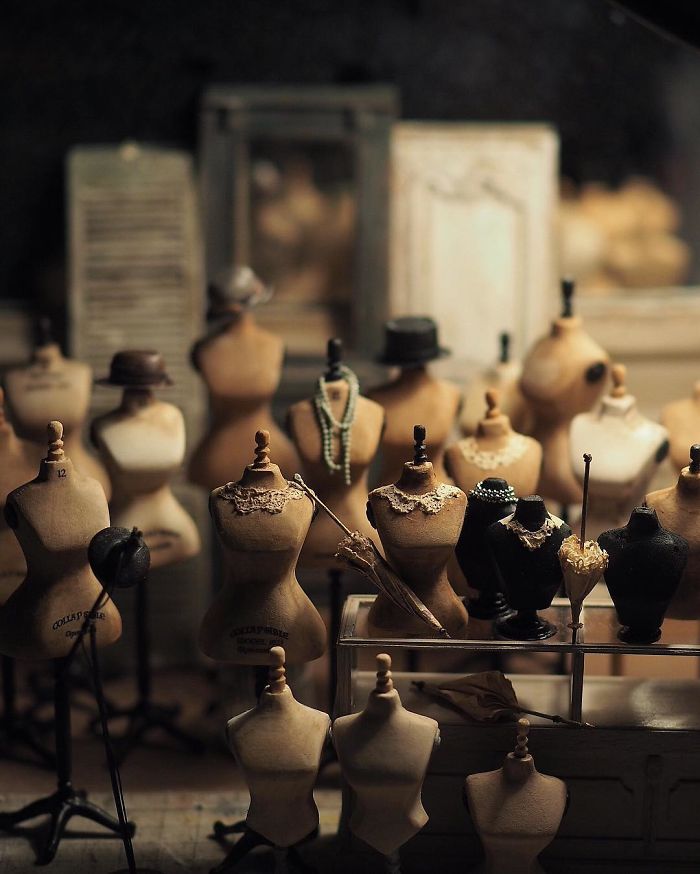 Mother Of Two Wakes Up At 4 AM To Create 18th Century Furniture For Dollhouses, And The Details Will Amaze You Mother Of Two Wakes Up At 4 AM To Create 18th Century Furniture For Dollhouses, And The Details Will Amaze You