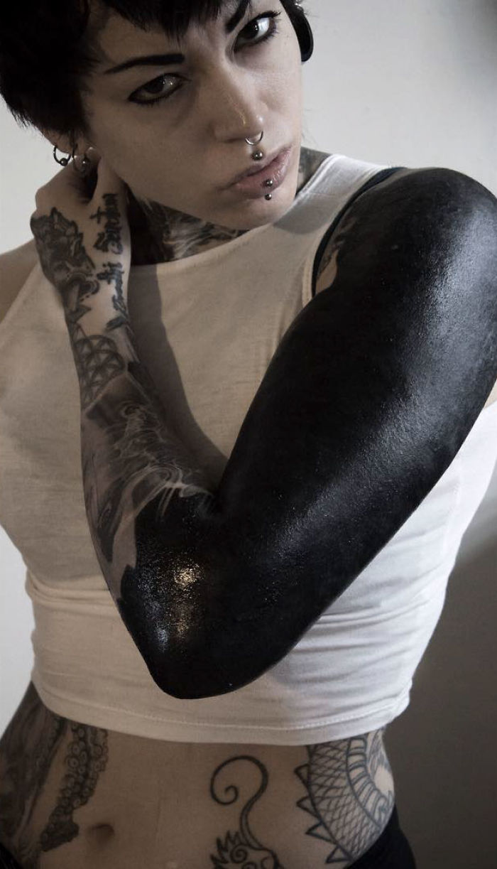 Tattoo Artist Gets Accused Of Racism For Tattooing Her Entire Body In Black Tattoo Artist Gets Accused Of Racism For Tattooing Her Entire Body In Black