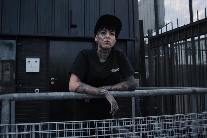 Tattoo Artist Gets Accused Of Racism For Tattooing Her Entire Body In Black Tattoo Artist Gets Accused Of Racism For Tattooing Her Entire Body In Black