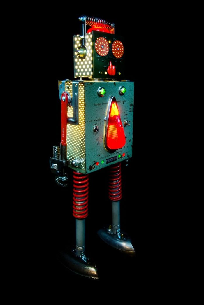 I Sculpt Illuminated Robots From Upcycled Materials I Sculpt Illuminated Robots From Upcycled Materials