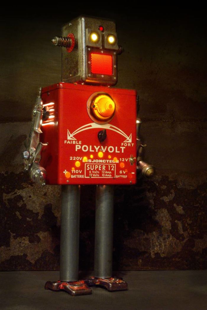 I Sculpt Illuminated Robots From Upcycled Materials I Sculpt Illuminated Robots From Upcycled Materials