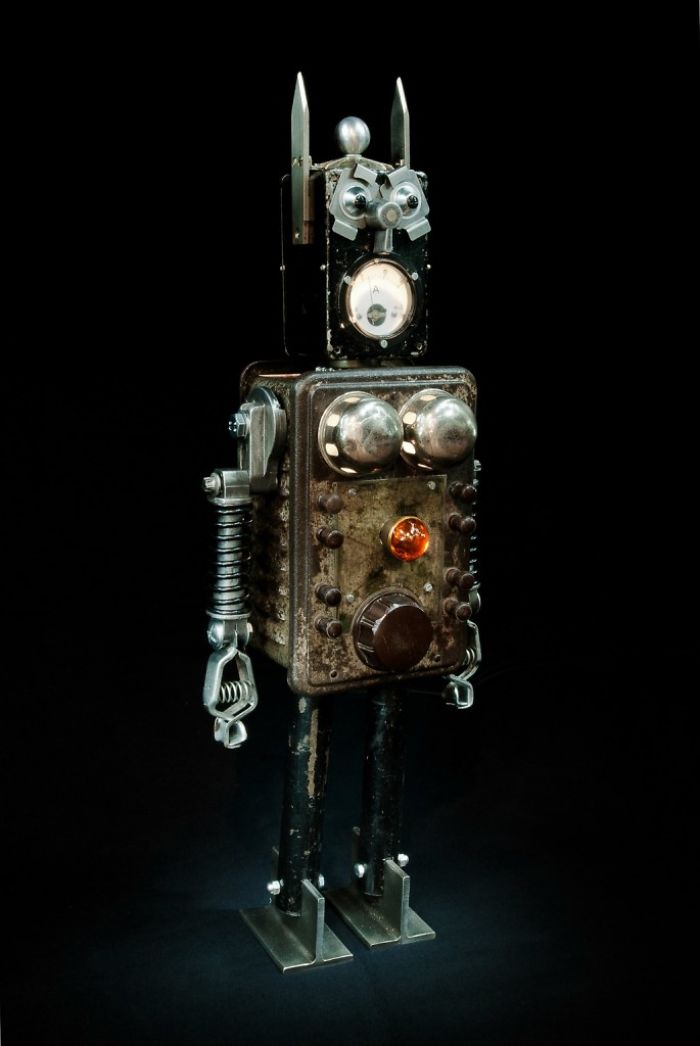 I Sculpt Illuminated Robots From Upcycled Materials I Sculpt Illuminated Robots From Upcycled Materials