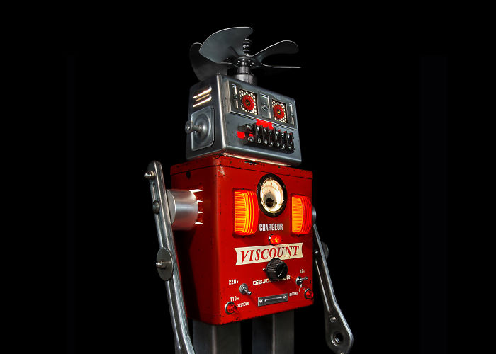 I Sculpt Illuminated Robots From Upcycled Materials I Sculpt Illuminated Robots From Upcycled Materials