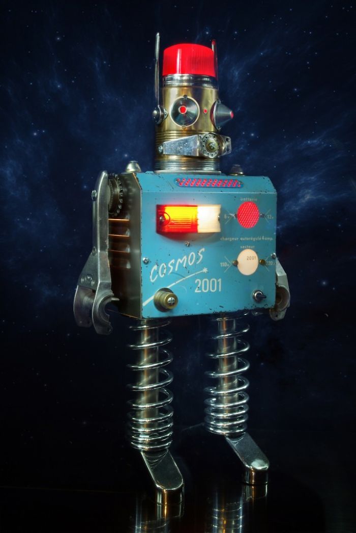 I Sculpt Illuminated Robots From Upcycled Materials I Sculpt Illuminated Robots From Upcycled Materials