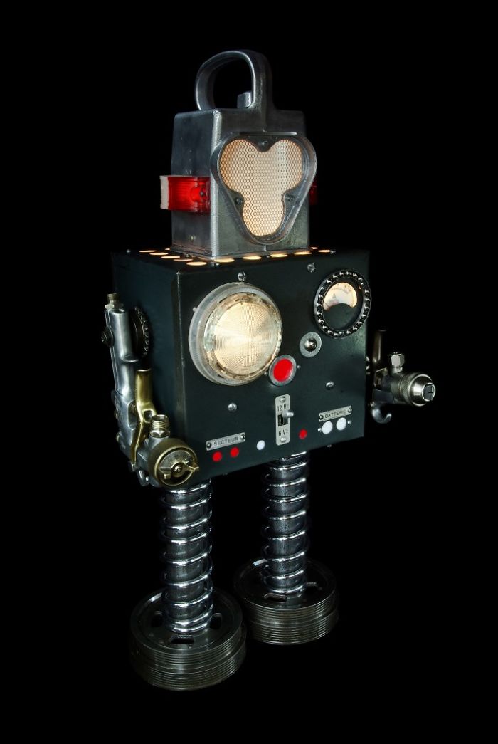 I Sculpt Illuminated Robots From Upcycled Materials I Sculpt Illuminated Robots From Upcycled Materials