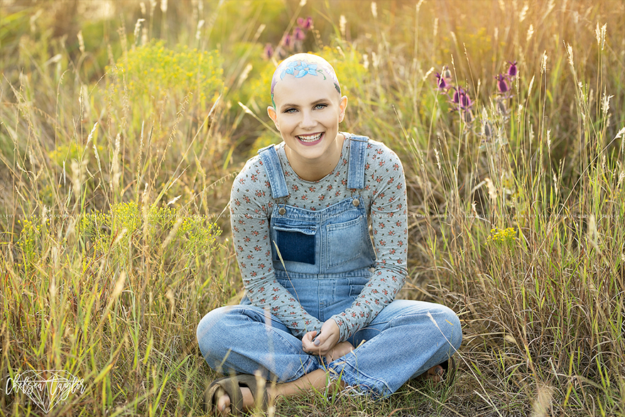 Mom Spends Hours Painting Daughter’s Bald Head For Her Senior Year Portraits, And The Result Is Beautiful Mom Spends Hours Painting Daughter’s Bald Head For Her Senior Year Portraits, And The Result Is Beautiful