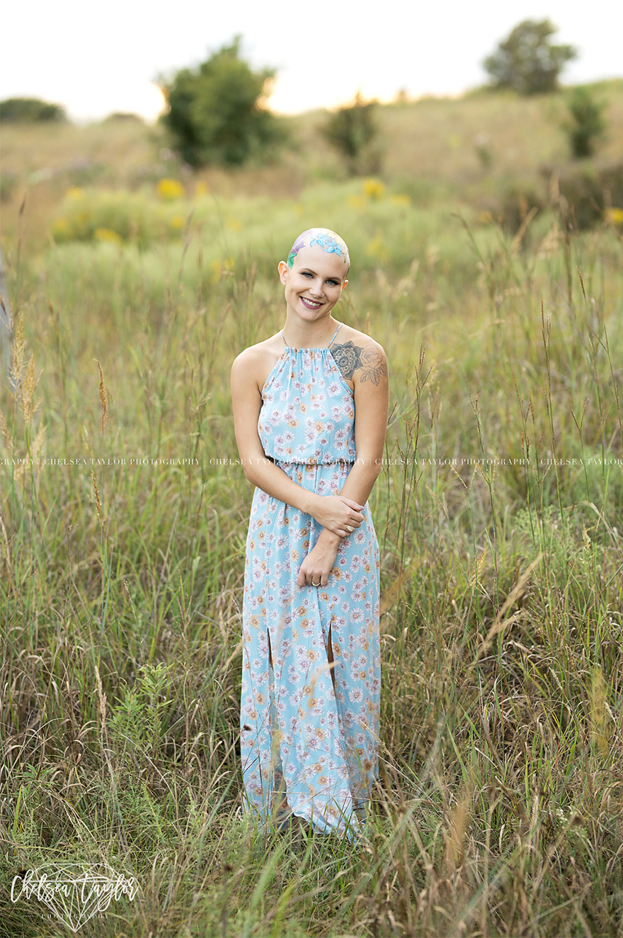 Mom Spends Hours Painting Daughter’s Bald Head For Her Senior Year Portraits, And The Result Is Beautiful Mom Spends Hours Painting Daughter’s Bald Head For Her Senior Year Portraits, And The Result Is Beautiful