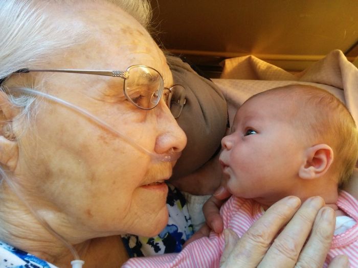 124 Photos Of Grandparents Meeting Their Grandchildren That Will Make You Weak In The Knees