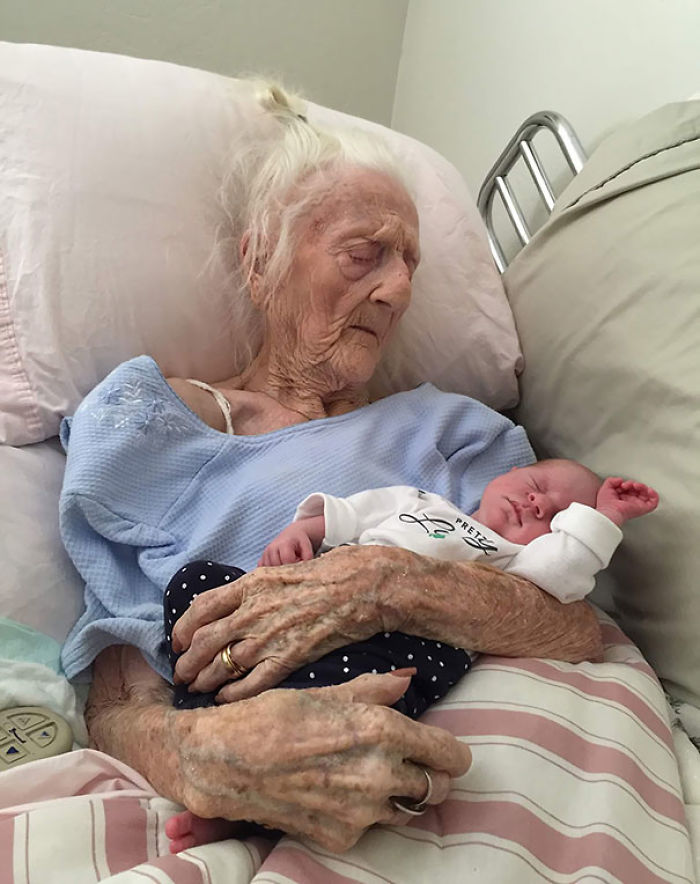 124 Photos Of Grandparents Meeting Their Grandchildren That Will Make You Weak In The Knees
