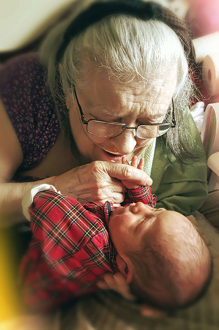 124 Photos Of Grandparents Meeting Their Grandchildren That Will Make You Weak In The Knees