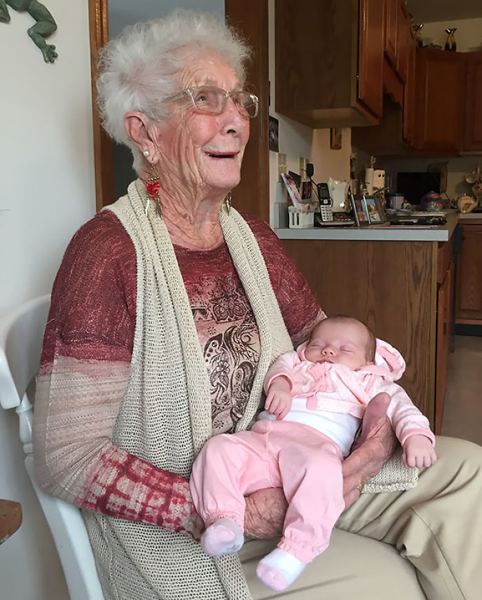 124 Photos Of Grandparents Meeting Their Grandchildren That Will Make You Weak In The Knees