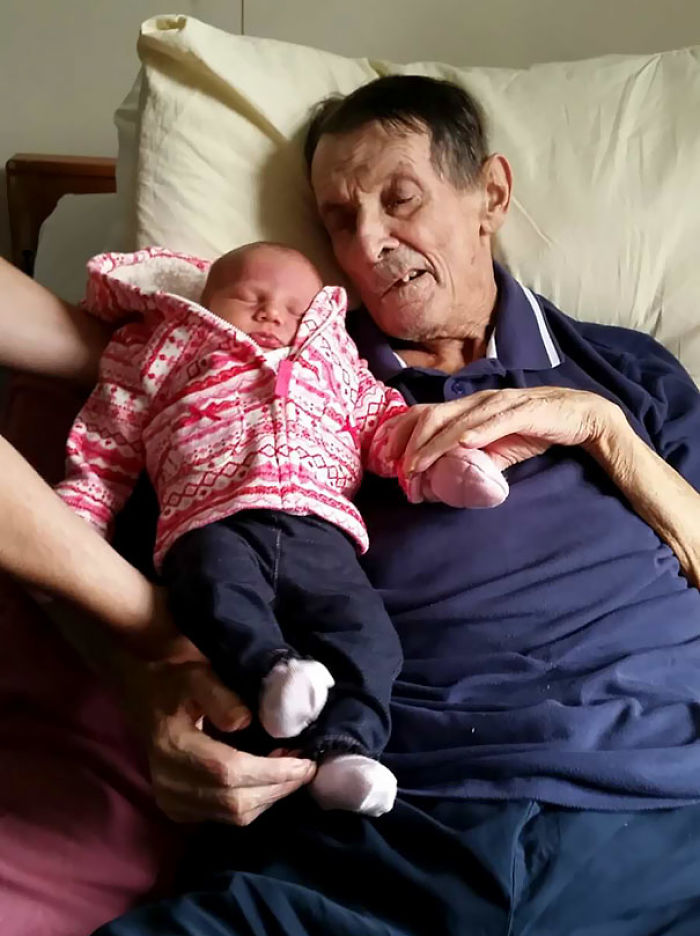 124 Photos Of Grandparents Meeting Their Grandchildren That Will Make You Weak In The Knees