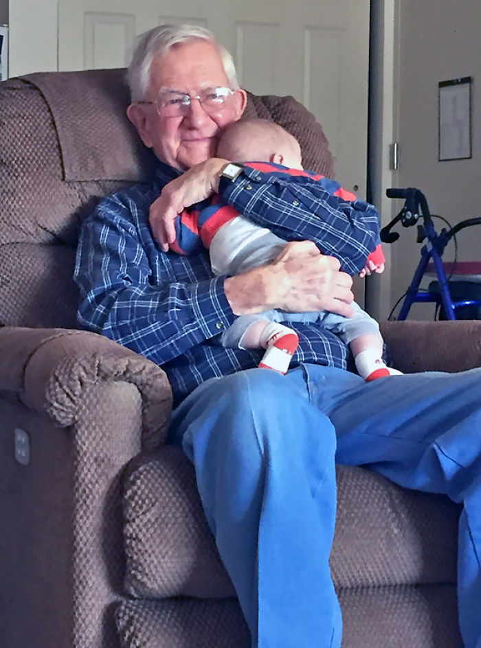 124 Photos Of Grandparents Meeting Their Grandchildren That Will Make You Weak In The Knees