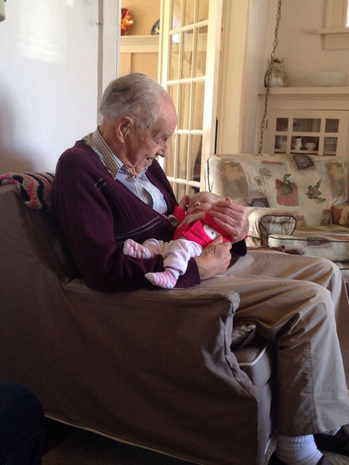 124 Photos Of Grandparents Meeting Their Grandchildren That Will Make You Weak In The Knees