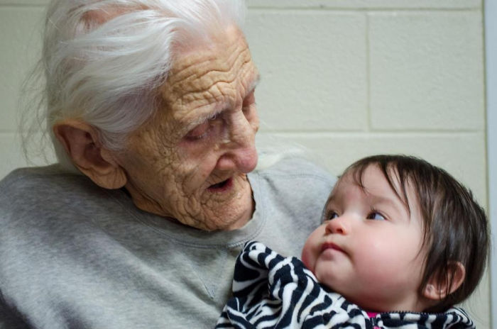 124 Photos Of Grandparents Meeting Their Grandchildren That Will Make You Weak In The Knees