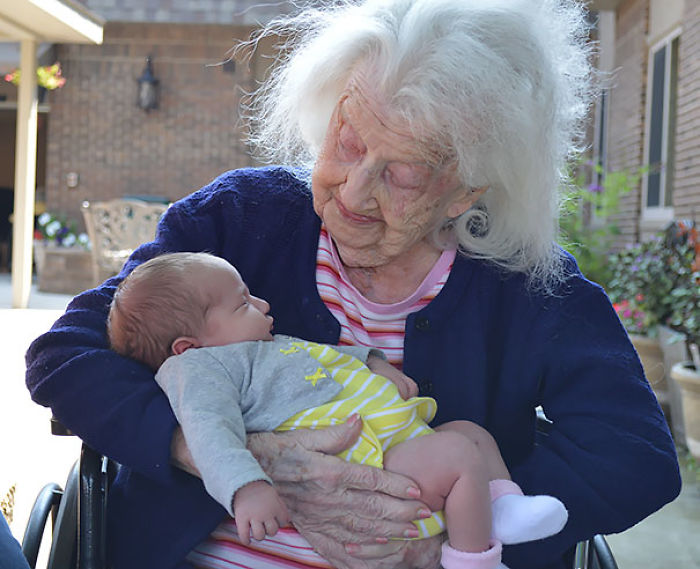 124 Photos Of Grandparents Meeting Their Grandchildren That Will Make You Weak In The Knees