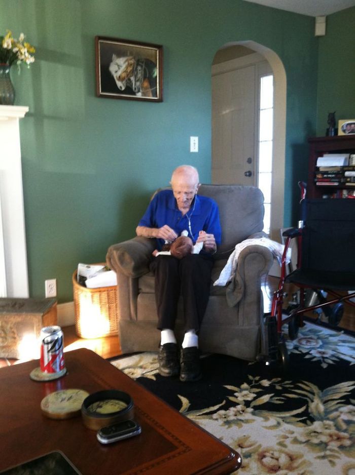 124 Photos Of Grandparents Meeting Their Grandchildren That Will Make You Weak In The Knees