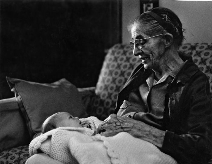 124 Photos Of Grandparents Meeting Their Grandchildren That Will Make You Weak In The Knees