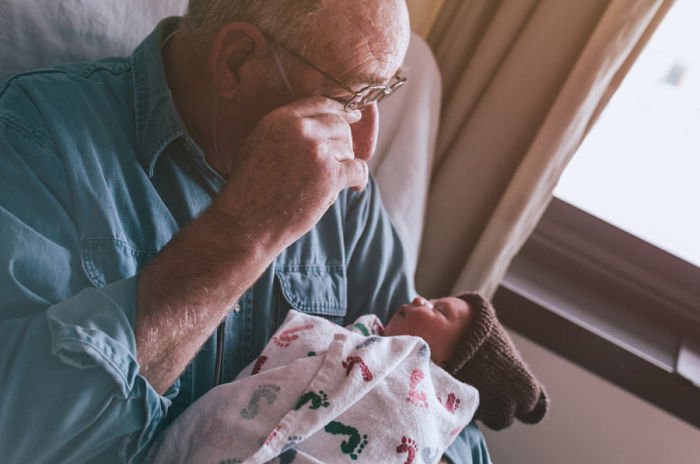 124 Photos Of Grandparents Meeting Their Grandchildren That Will Make You Weak In The Knees