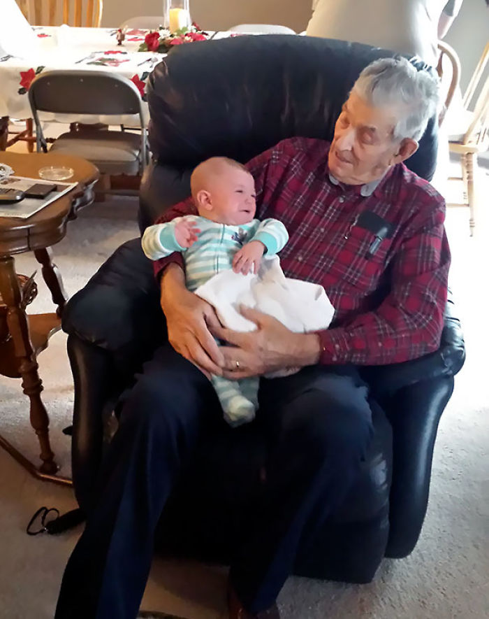 124 Photos Of Grandparents Meeting Their Grandchildren That Will Make You Weak In The Knees