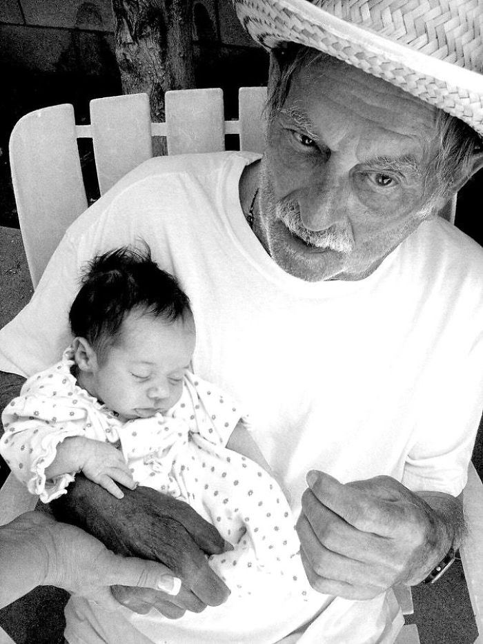 124 Photos Of Grandparents Meeting Their Grandchildren That Will Make You Weak In The Knees