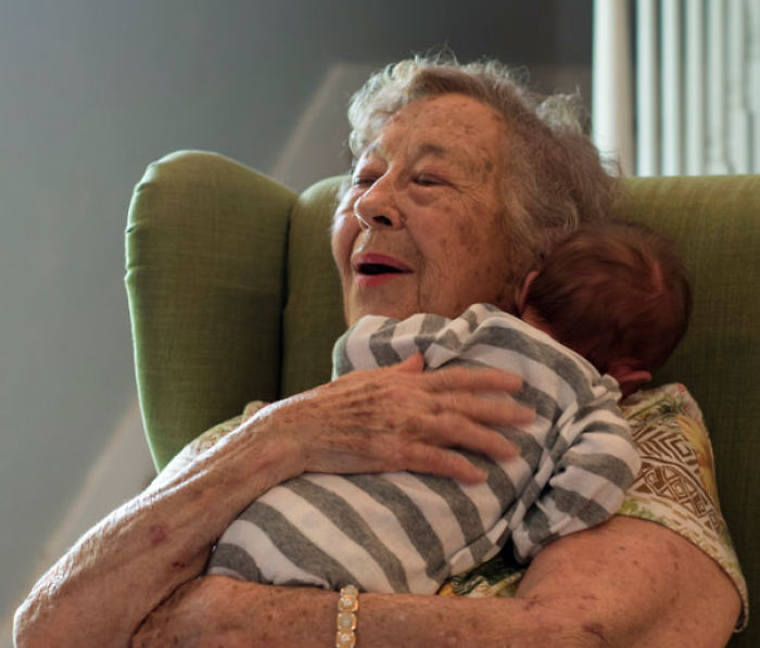 124 Photos Of Grandparents Meeting Their Grandchildren That Will Make You Weak In The Knees