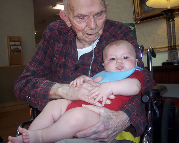 124 Photos Of Grandparents Meeting Their Grandchildren That Will Make You Weak In The Knees