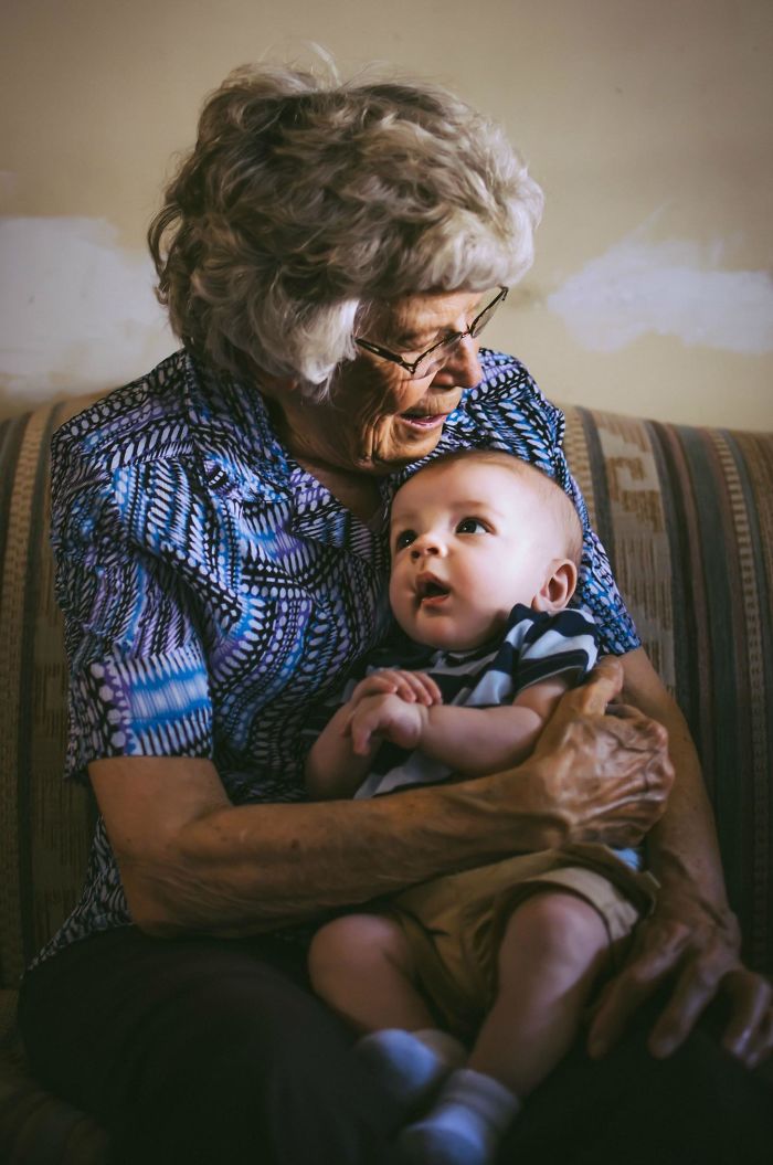 124 Photos Of Grandparents Meeting Their Grandchildren That Will Make You Weak In The Knees
