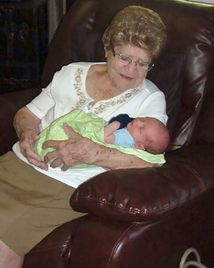 124 Photos Of Grandparents Meeting Their Grandchildren That Will Make You Weak In The Knees