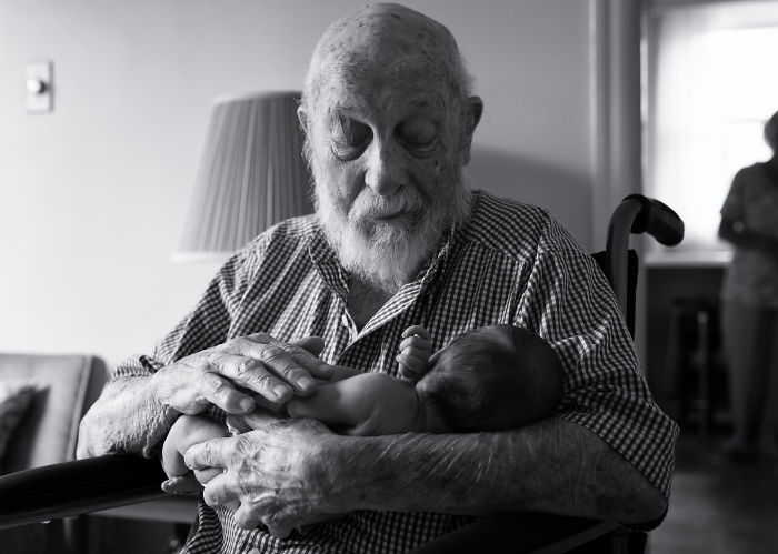 124 Photos Of Grandparents Meeting Their Grandchildren That Will Make You Weak In The Knees