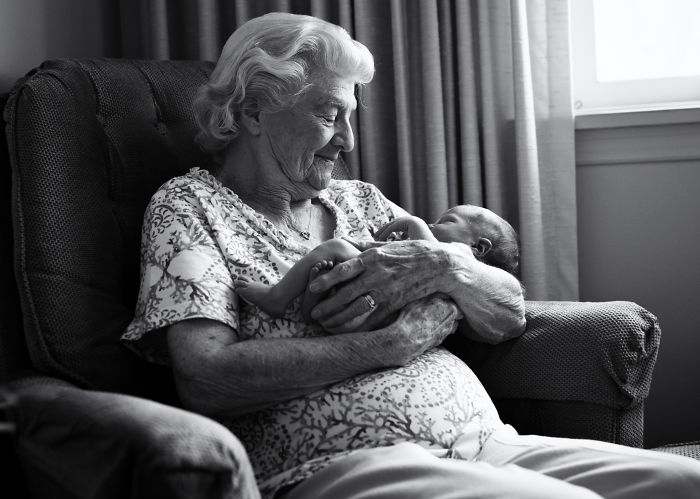124 Photos Of Grandparents Meeting Their Grandchildren That Will Make You Weak In The Knees