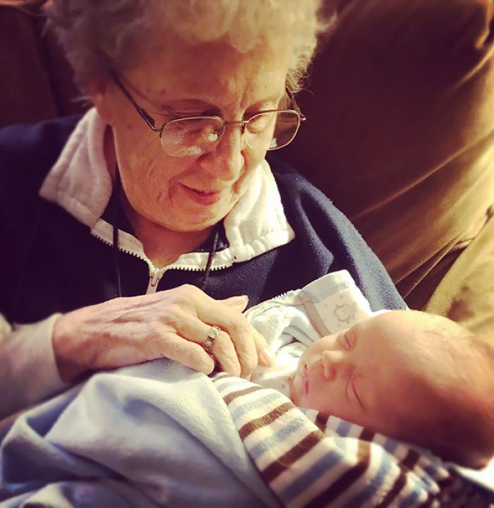 124 Photos Of Grandparents Meeting Their Grandchildren That Will Make You Weak In The Knees