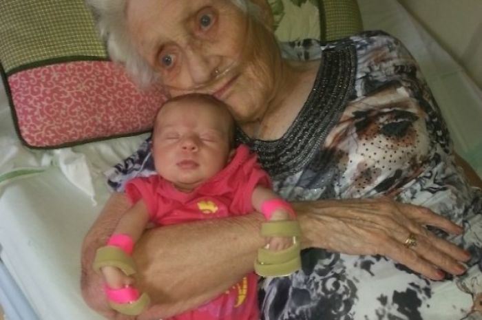 124 Photos Of Grandparents Meeting Their Grandchildren That Will Make You Weak In The Knees