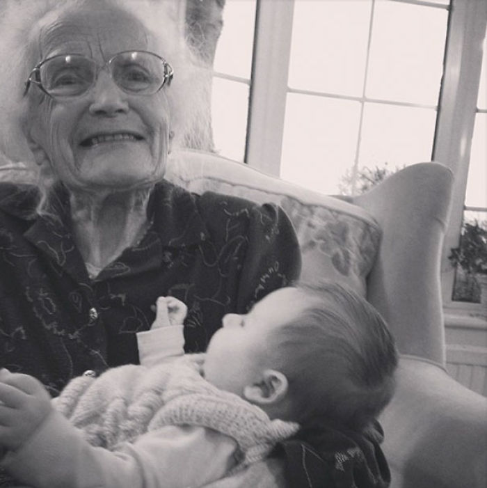 124 Photos Of Grandparents Meeting Their Grandchildren That Will Make You Weak In The Knees