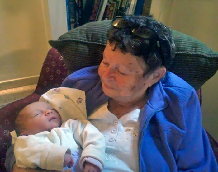 124 Photos Of Grandparents Meeting Their Grandchildren That Will Make You Weak In The Knees