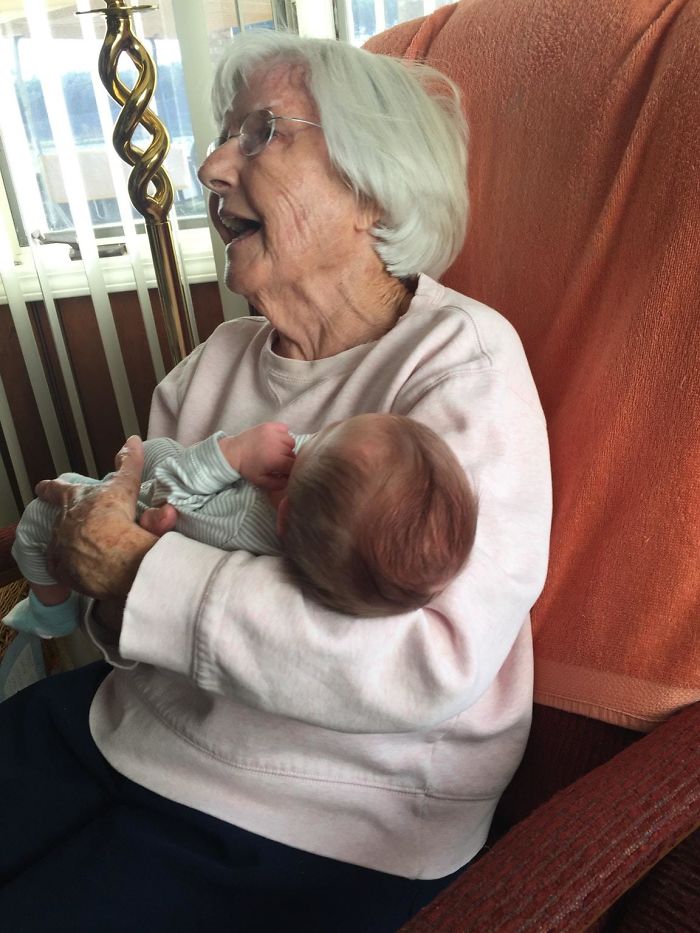 124 Photos Of Grandparents Meeting Their Grandchildren That Will Make You Weak In The Knees