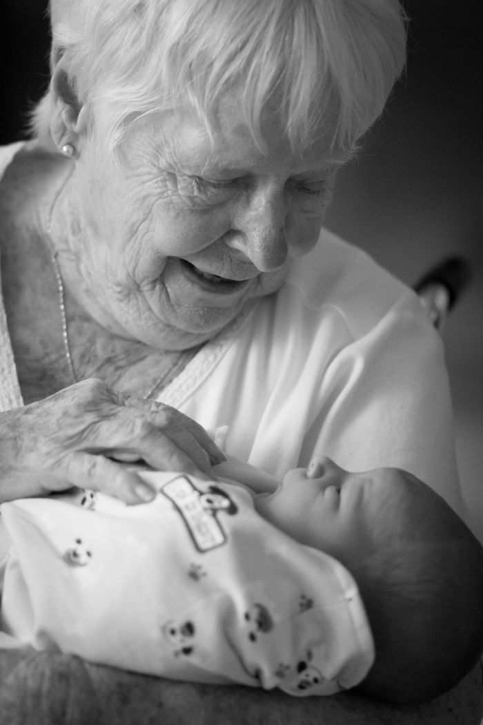 124 Photos Of Grandparents Meeting Their Grandchildren That Will Make You Weak In The Knees