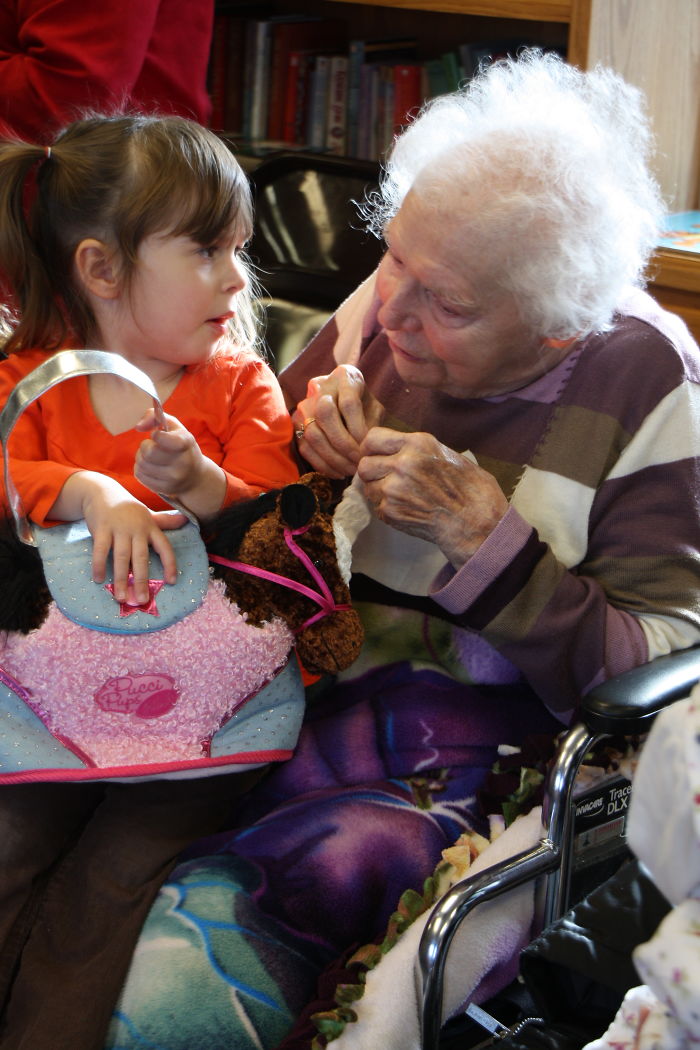 124 Photos Of Grandparents Meeting Their Grandchildren That Will Make You Weak In The Knees
