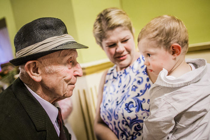 124 Photos Of Grandparents Meeting Their Grandchildren That Will Make You Weak In The Knees