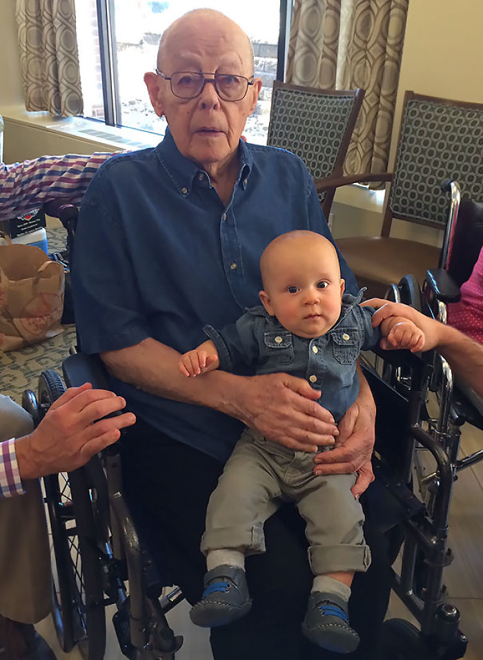 124 Photos Of Grandparents Meeting Their Grandchildren That Will Make You Weak In The Knees