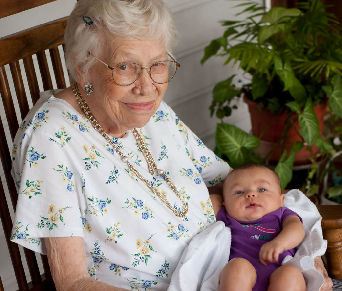 124 Photos Of Grandparents Meeting Their Grandchildren That Will Make You Weak In The Knees