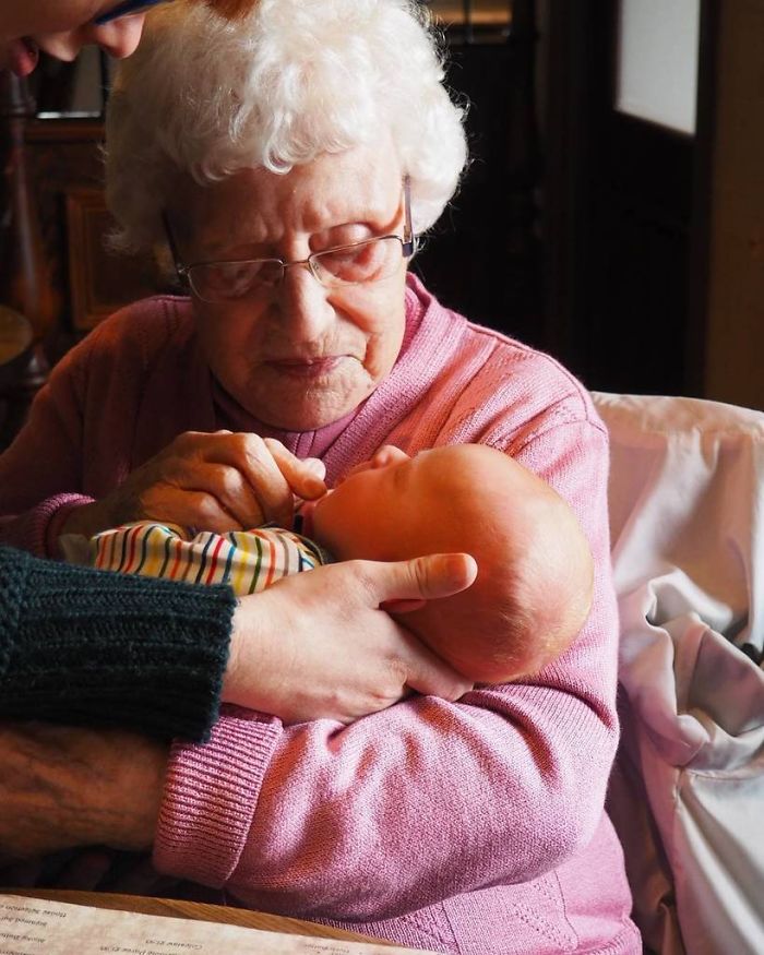 124 Photos Of Grandparents Meeting Their Grandchildren That Will Make You Weak In The Knees