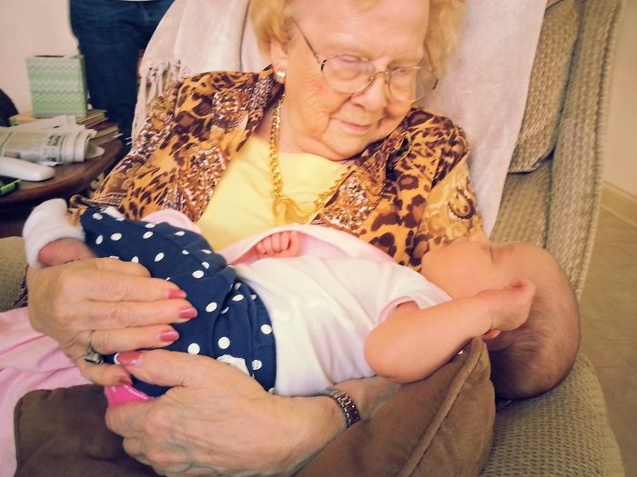 124 Photos Of Grandparents Meeting Their Grandchildren That Will Make You Weak In The Knees