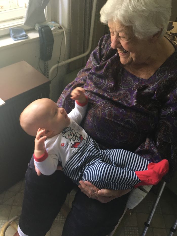 124 Photos Of Grandparents Meeting Their Grandchildren That Will Make You Weak In The Knees